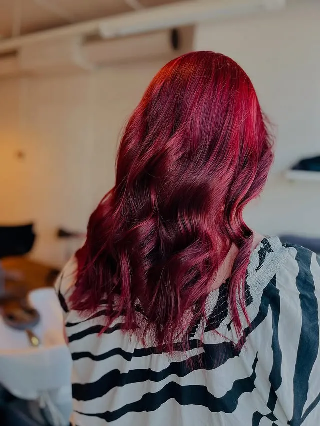 Intensiv röd hårfärg med vågor — Klippoteket Uppsala