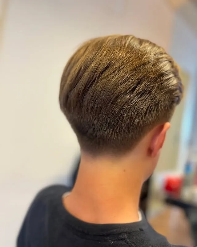 Klassisk herrklippning med kort fade i nacken