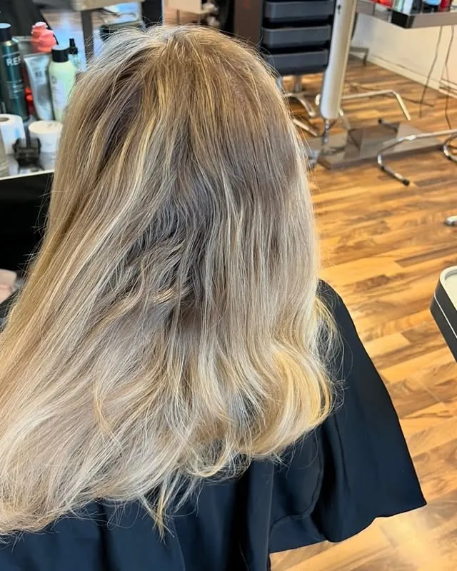 Blond balayage på mellanlångt hår med naturlig utväxt