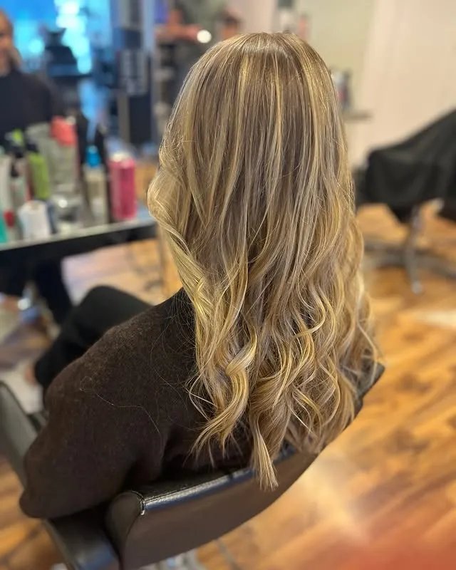 Långa blonda vågor med folieslingor och styling