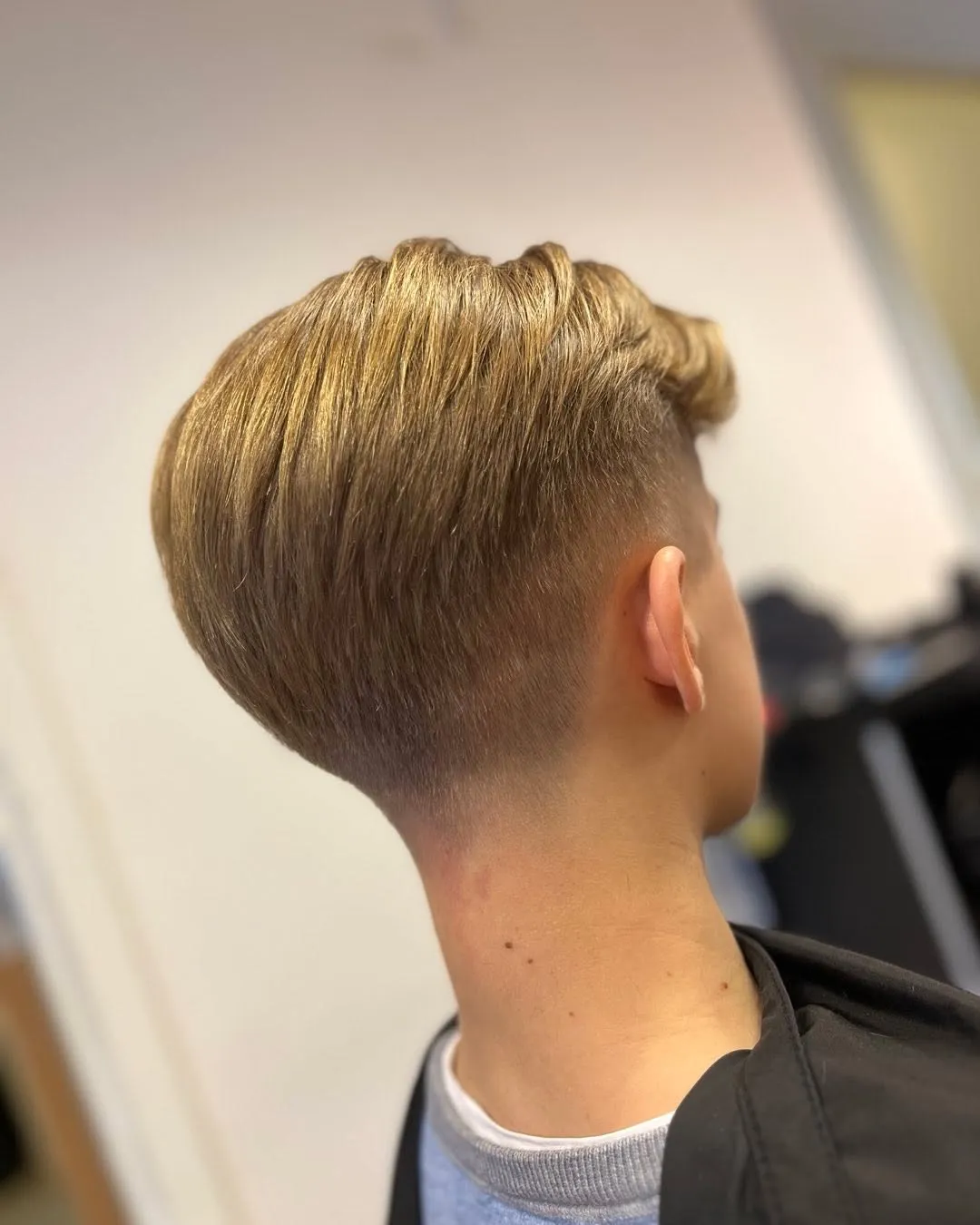 Ungdomsklippning med skin fade och textur upptill