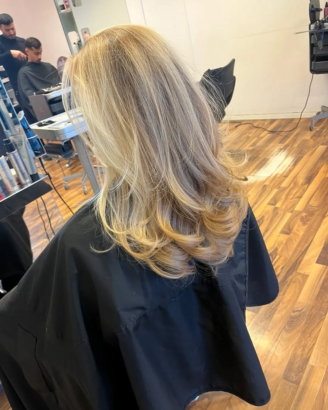 Blond toning på mellanlångt hår med mjuk föning