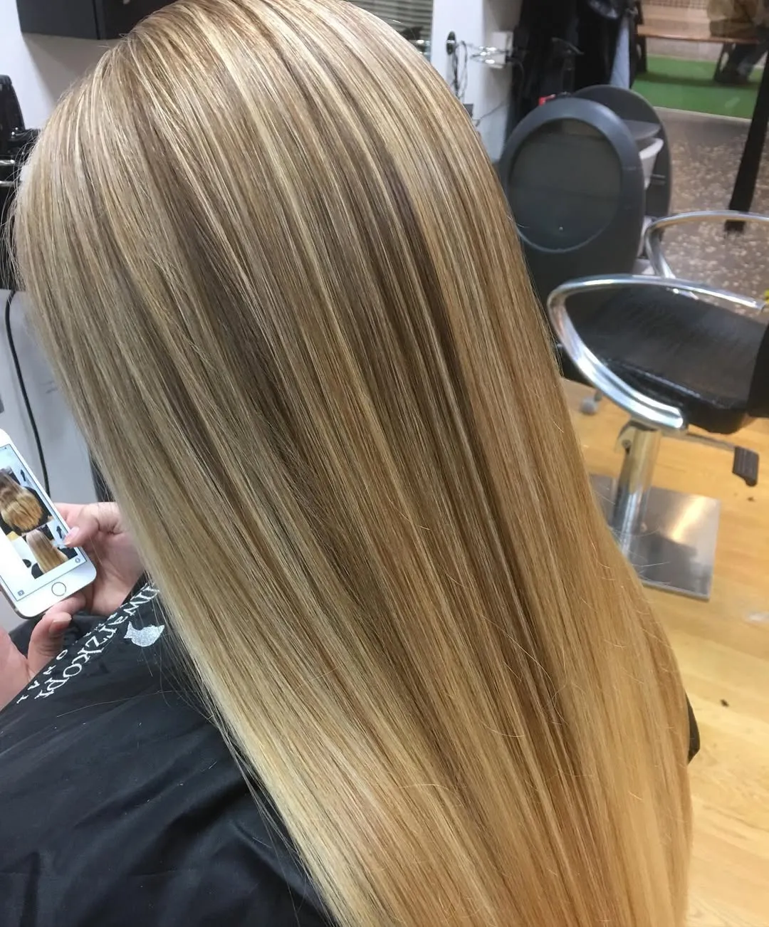 Långa blonda slingor med slät fönstjärning