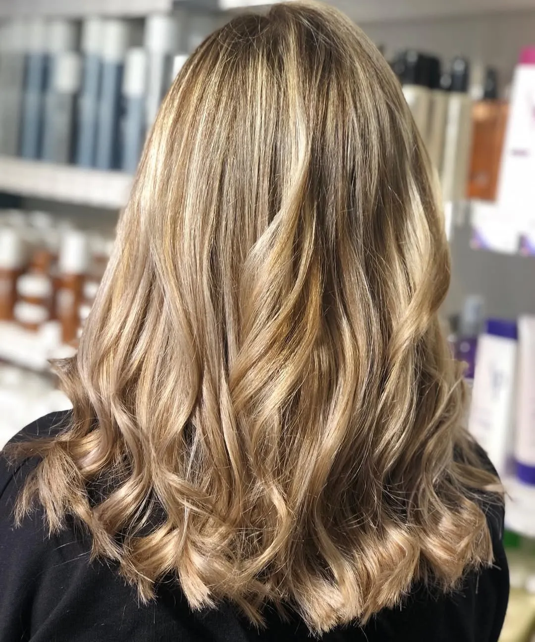 Naturliga blonda vågor med balayage-slingor