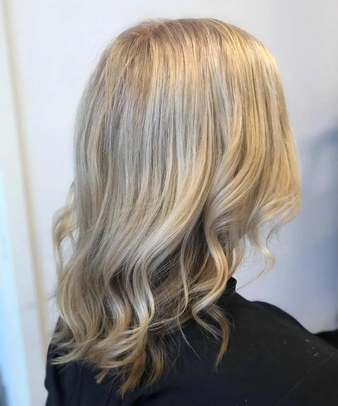 Ljusblond toning med mjuka vågor och volym